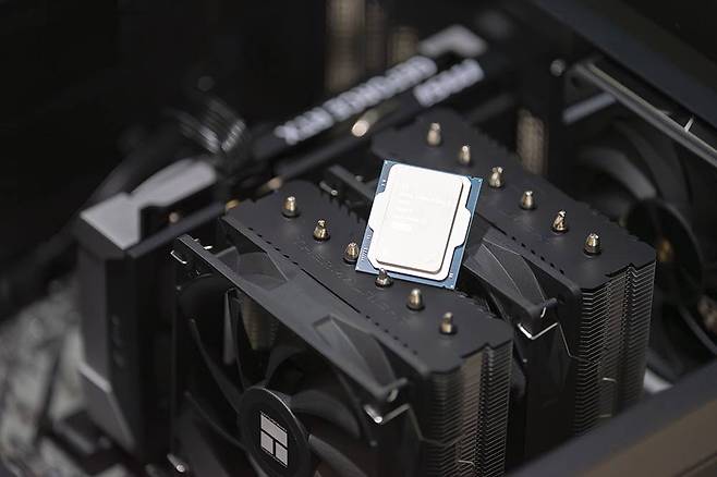 PC 견적을 짤 때 본인이 활용할 조건을 구상하고 여기에 맞춰 CPU와 그래픽 카드를 먼저 고르고, 그 다음에 세부 부품을 선택한다 / 출처=IT동아