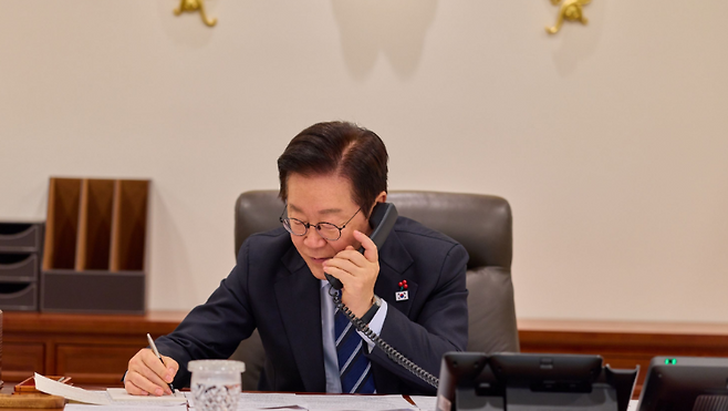 이재명 대통령이 4일 서울 용산 대통령실 청사에서 니쿠쇼르 다니엘 단 루마니아 대통령과 전화 통화를 하고 있다. (대통령실)