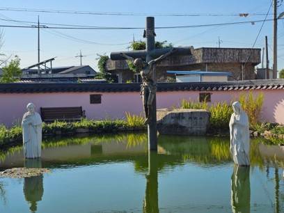파가저택(破家瀦澤)은 중죄인의 집을 허물고 그 자리에 연못을 만드는 형벌이다. 이인임 사후 그의 집이 파가저택됐다. 사진은 조선 말 천주교 신자 유항검의 집을 헐고 못을 만든 자리. [중앙포토]