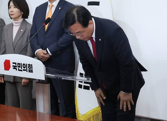 국민의힘 송언석 원내대표가 3일 서울 여의도 국회에서 기자회견을 열고 지난 12·3 비상계엄 사태를 막지 못한 책임에 대해 107명 의원을 대표해 고개 숙여 사과하고 있다. 연합뉴스