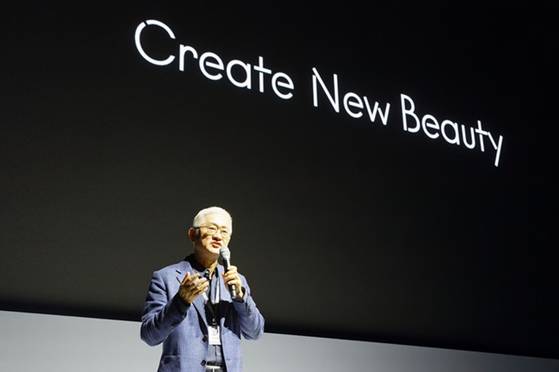 지난 9월 아모레퍼시픽 창립기념식에서 서경배 아모레퍼시픽 회장이 향후 계획을 발표하고 있다. 사진 아모레퍼시픽