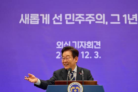 이재명 대통령이 비상계엄 1년을 맞은 3일 서울 청와대 영빈관에서 외신 기자회견을 하고 있다. 사진 대통령실