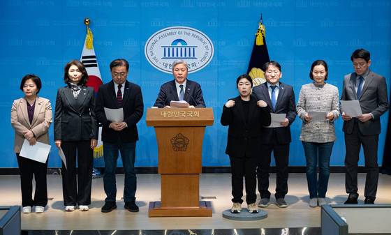 서왕진 조국혁신당 원내대표를 비롯한 의원들이 5일 서울 여의도 국회 소통관에서 내란전담재판부 설치법안 관련 기자회견을 하고 있다. 뉴스1