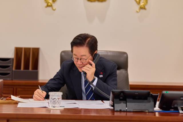 ▲ 이재명 대통령이 4일 용산 대통령실에서 니쿠쇼르 다니엘 단 루마니아 대통령과 취임 후 첫 통화를 하고 있다. 2025.12.4 [대통령실 제공. 재판매 및 DB 금지]