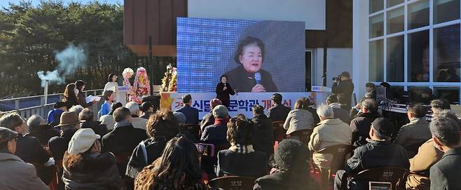신달자 시인은 "문학관에 들어서면 어머니의 숨소리가 들리는 듯하다"고 말했다.