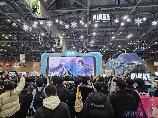 5일 일산 킨텍스에서 열린 AGF의 '승리의 여신 니케' 부스에 관람객들이 몰려있다. 사진=박수빈 기자