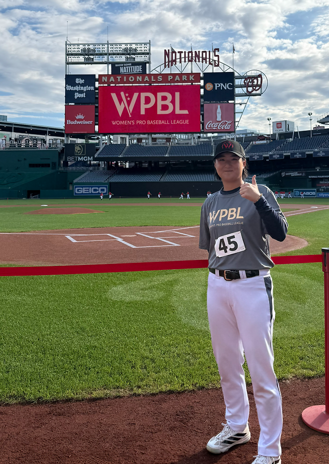 최근 미국여자프로야구리그 드래프트에서 보스턴에 1라운드 전체 4순위로 지명된 포수 김현아가 지난 8월 트라이아웃 현장인 워싱턴 내셔널스파크에서 기념사진을 찍었다. 본인 제공