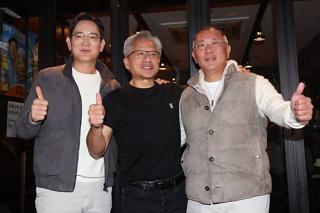 Samsung Electronics Chairman Lee Jae-yong (left), Nvidia CEO Jensen Huang, and Hyundai Motor Group Executive Chair Euisun Chung greet one another after finishing a “chimaek” gathering at a chicken restaurant in Samseong-dong, Seoul, on the evening of Oct. 30. [KIM KYUNG-ROK]