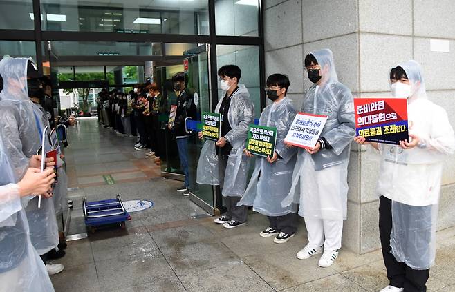 Medical students attending Pusan National University's School of Medicine picket at the main hall of the university in Busan on May 9, 2024. [NEWS1]