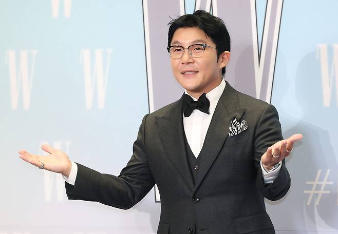 Entertainer Cho Sae-ho poses for a photo at breast cancer awareness charity event held at the Four Seasons Hotel in Jongno District, central Seoul, on Oct. 15. [NEWS1]