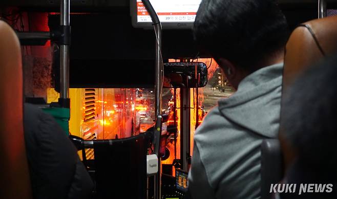 첫눈이 내린 4일 서울 종로구를 지나는 한 광역버스 안에서 시민들이 정체된 도로를 쳐다보고 있다. 노유지 기자