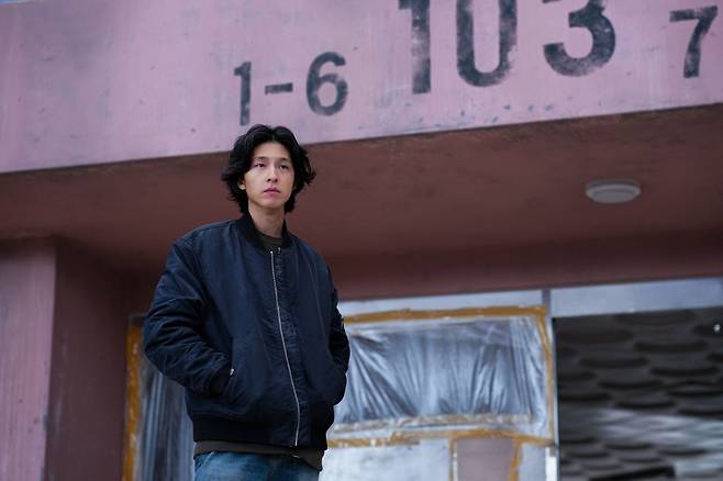 대지진 이후 모든 것이 무너진 상황을 가정한 영화 ‘콘크리트 마켓’의 한 장면. 같은 세계관을 공유하는 영화 ‘콘크리트 유토피아’(2023)의 엄태화 감독은 “펄펄 끓는 신선한 피가 느껴지는 영화”라고 호평했다. 롯데엔터테인먼트 제공