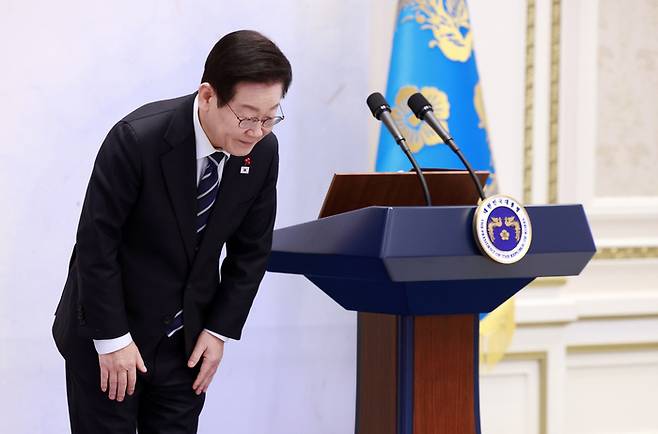 이재명 대통령이 지난 4일 청와대 영빈관에서 열린 산업 역군 초청 오찬 행사에서 참석자들에게 인사하고 있다. [연합뉴스]