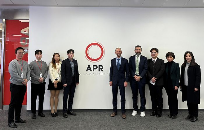 지난 4일 서울 송파구 에이피알 본사를 찾은 세계지식재산기구(WIPO)의 앤드루 스테인즈 사무차장보(오른쪽부터5번째)와 에이피알 관계자들이 기념 사진을 촬영하고 있다. [에이피알 제공]