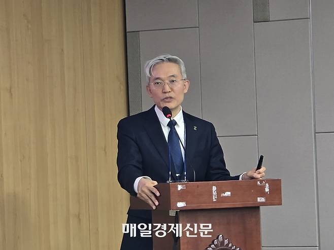 5일 서울 여의도 국회의원회관에서 열린 ‘스테이블코인 시대 리더십 확보를 위한 정책세미나’에서 김종승 엑스크립톤 대표가 제시한 미래 금융 생태계 구조도. 비트코인을 최상위 준비자산으로 하고, 국채 등 토큰화된 자산(RWA)을 담보로 스테이블코인이 결제 레이어를 담당하는 구조를 설명하고 있다. [사진=안갑성 기자]