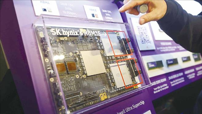 한국 반도체는 고객 맞춤형 설계를 중심으로 한 HBM 제품 생산을 늘리며 우뇌경제 확대에 대비하고 있다. 사진은 AI 서밋에 전시된 SK하이닉스 HBM3E. (연합뉴스)