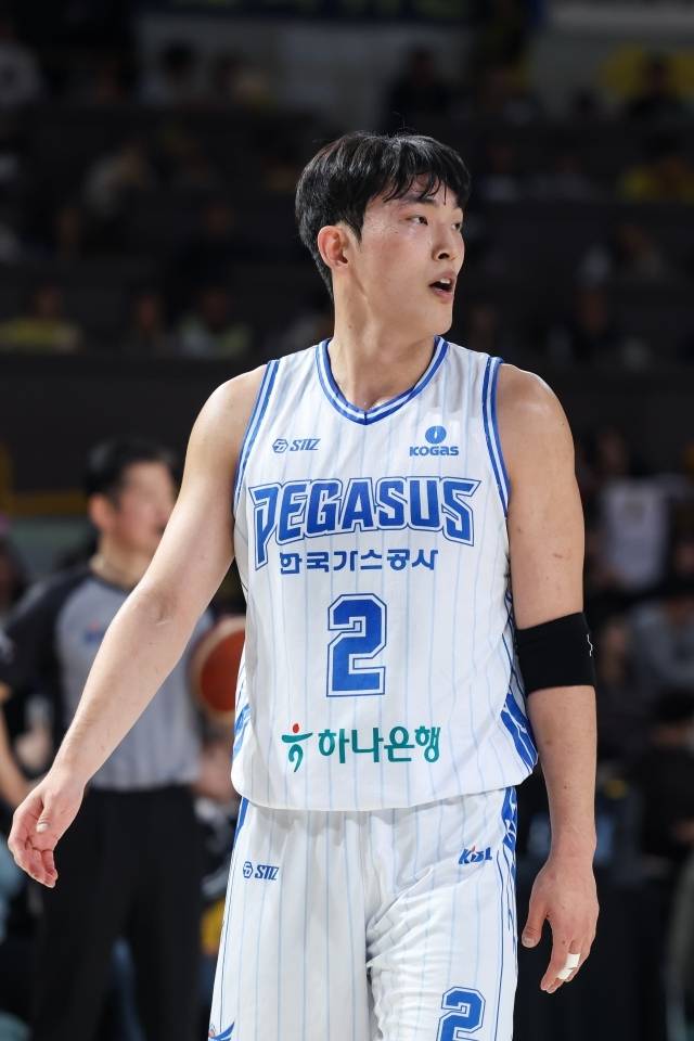 천만다행이다. 신승민은 올 시즌 17경기 출전, 평균 29분 53초 동안 8.7점 4.2리바운드 1.6어시스트 1.2스틸을 기록 중이다. 특히 최근 들어 기록 상승은 물론 존재감까지 커 한국가스공사에선 없어선 안 될 핵심 전력이다. LG전에서도 35분 12초 출전, 14점 6리바운드 2어시스트 2스틸 1블록슛을 기록했다. 부상 전까지 SJ 벨란겔과 함께 맹활약했다. 사진=KBL 제공