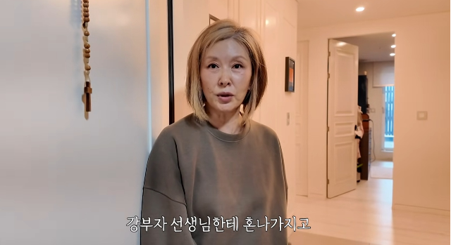 이미숙은 자신의 유튜브 촬영 현장에서 제작진과 인사를 나누다, 19년 선배 강부자로부터 “나보다 어려도 공손해야 한다”는 조언을 들은 일화를 공개했다.사진=유튜브 채널 ‘이미숙 숙스러운 미숙씨’
