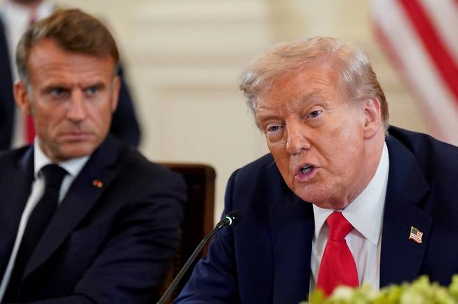 도널드 트럼프 미국 대통령이 지난 8월18일(현지시간) 미국 워싱턴DC 백악관에서 열린 우크라이나 및 유럽 지도자들과의 러시아-우크라이나 전쟁 종식을 위한 다자회담에서 에마뉘엘 마크롱 프랑스 대통령이 지켜보는 가운데 발언하고 있다. /로이터=뉴스1