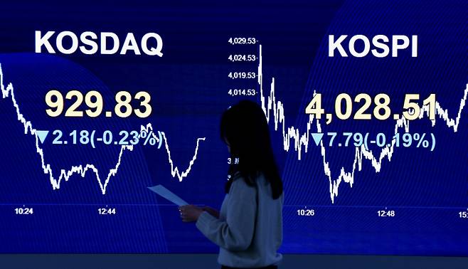 [서울=뉴시스] 김명년 기자 = 4일 오후 서울 여의도 KB국민은행 스마트딜링룸에서 딜러들이 업무를 보고 있다. 코스피는 전 거래일(4036.30)보다 7.79포인트(0.19%) 내린 4028.51에 마감했다. 코스닥 지수는 전 거래일(932.01)보다 2.18포인트(0.23%) 하락한 929.83에 거래를 마쳤다. 원·달러 환율은 전 거래일(1468.0)보다 5.5원 오른 1473.5원에 주간 거래를 마감했다. 2025.12.04. kmn@newsis.com /사진=김명년