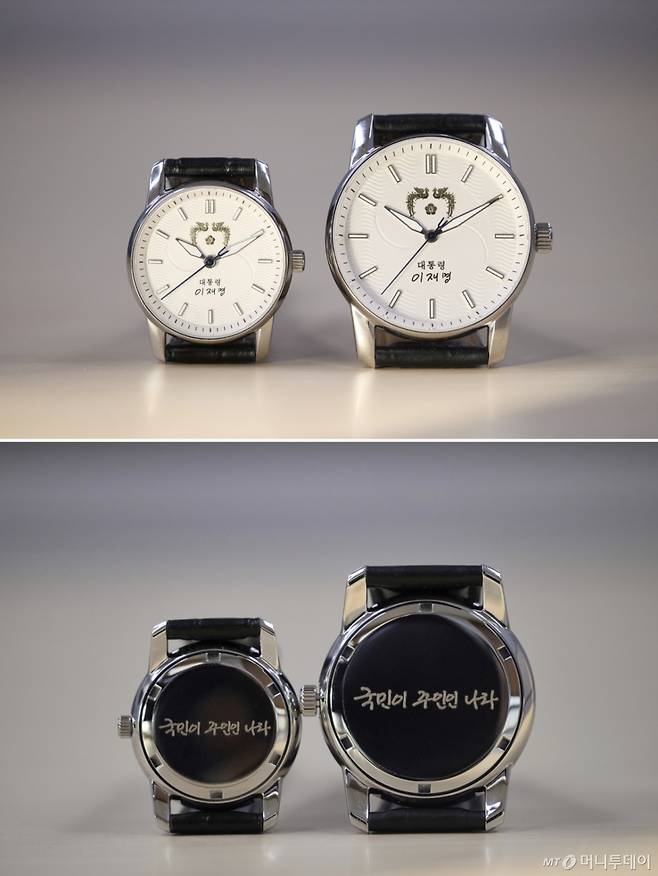 (서울=뉴스1) 이재명 기자 = 대통령실은 5일 서울 용산 대통령실 청사에서 강유정 대변인 브리핑을 통해 이재명 대통령 기념 손목시계를 공개했다.  사진 윗쪽은 시계의 앞면, 아랫쪽은 뒷면의 모습. (대통령실 제공. 재판매 및 DB 금지)  2025.12.5/뉴스1  Copyright (C) 뉴스1. All rights reserved. 무단 전재 및 재배포,  AI학습 이용 금지. /사진=(서울=뉴스1) 이재명 기자