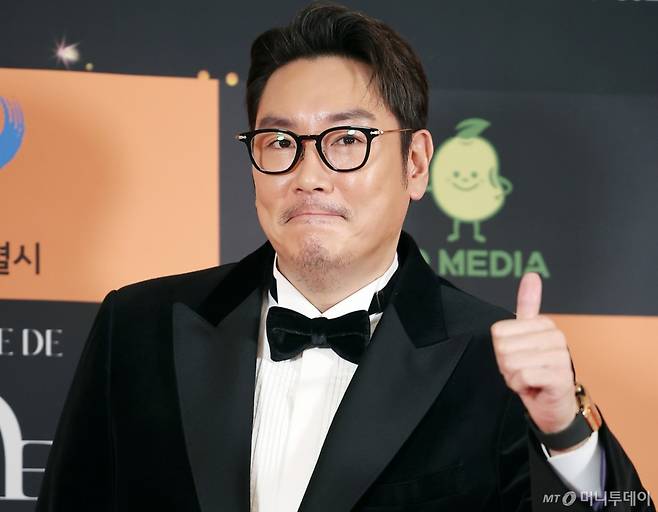 배우 조진웅이 과거 성폭행과 절도 등으로 처벌받은 사실이 있다는 보도가 나왔다. 그가 영화 '말죽거리 잔혹사'로 데뷔한 지 21년 만이다. 앞서 출연작에서 독립군, 경찰 등 정의로운 역할을 자주 맡은 게 뒤늦은 폭로의 발단이 된 것으로 알려졌다. /사진=뉴스1