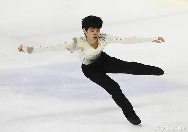 [서울=뉴시스] 김근수 기자 = 피겨 스케이팅 서민규(경신고)가 30일 서울 양천구 목동 아이스링크에서 열린 2025 KB금융 전국남녀 피겨스케이팅 회장배 랭킹대회에서 남자 시니어부문 프리스케이팅 연기를 선보이고 있다.  이번 대회는 2026 ISU 사대륙 피겨스케이팅 선수권대회 파견선수 선발전과 2026 밀라노 코르티나 동계올림픽대회 1차 선발전, 2026/27 국가대표 1차 선발전으로 진행된다. 2025.11.30.