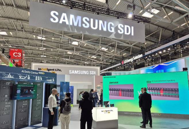 1조원 규모의 '제2차 에너지저장장치(ESS) 중앙계약시장' 입찰을 앞두고 국내 배터리 3사가 수주 경쟁에 본격 돌입했다. 사진은 지난 5월7일 독일 뮌헨 전시컨벤션센터에서 코엑스와 한국배터리산업협회, 코트라가 공동주최해 열린 '인터배터리 유럽 2025' 전시회에서 참관객들이 삼성SDI 부스를 둘러보고 있는 모습. /사진=뉴시스(코엑스 제공)
