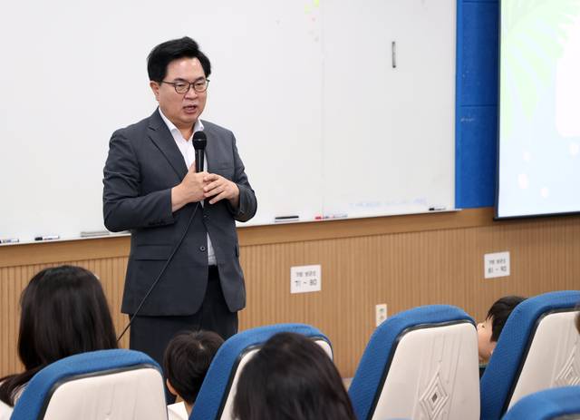 박일하 서울 동작구청장이 지난 7월 숭실대에서 열린 ‘여름방학 동작형 리스닝 영어캠프’에 참석해 인사말을 하고 있다. 동작구청 제공