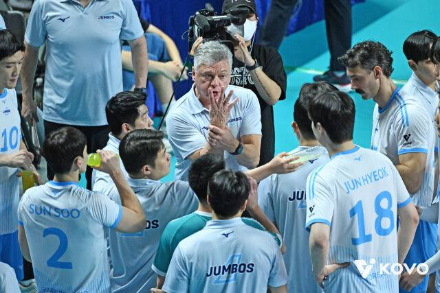 헤난 감독의 작전 시간./KOVO