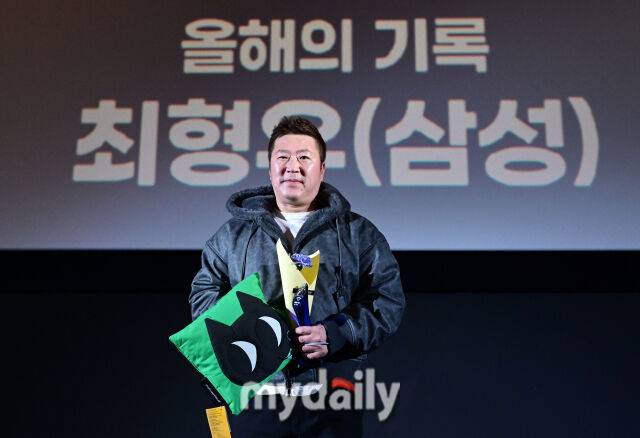 2025년 12월 4일 오후 서울 영등포 타임스퀘어 CGV 영등포 스크린X관에서 ‘제39회 스포츠서울 올해의 상’이 열렸다. 삼성 최형우가 올해의 기록상을 수상하고 있다./영등포=유진형 기자