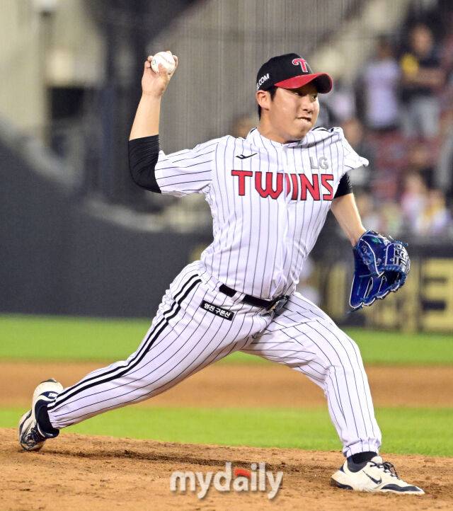 2025년 6월 12일 오후 서울 잠실구장에서 '2025 신한 SOL뱅크 KBO 리그' SSG 랜더스와 LG 트윈스의 경기가 열렸다.LG 박명근이 9회초 역투하고 있다./마이데일리