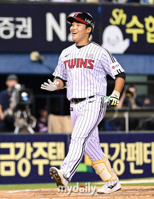 2025년 7월 10일 오후 서울 잠실구장에서 '2025 신한 SOL뱅크 KBO 리그' 키움 히어로즈와 LG 트윈스의 경기.LG 박관우가 7회말 1사 1루서 대타로 나와 동점 투런포를 친 뒤 기뻐하고 있다./마이데일리