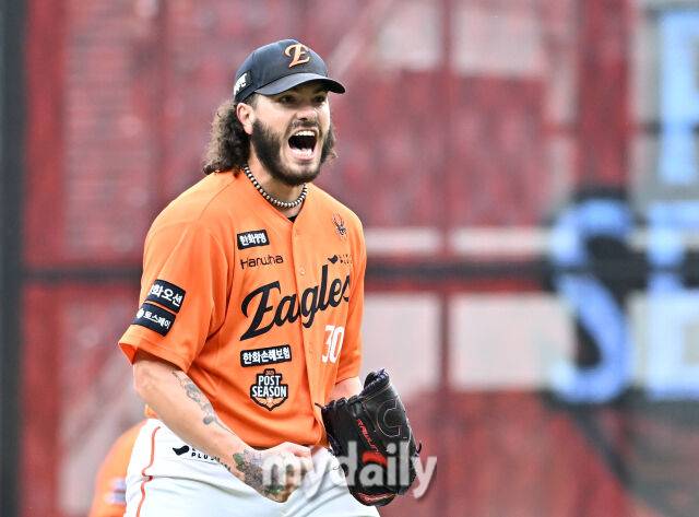 18일 오후 대전광역시 중구 대전 한화생명볼파크에서 진행된 '2025 프로야구 KBO리그 포스트시즌' 플레이오프(PO) 1차전 한화이글스와 삼성라이온즈의 경기 한화 폰세가 1회초 2사에서 구자욱을 삼진으로 잡은 뒤 포효하고 있다./마이데일리