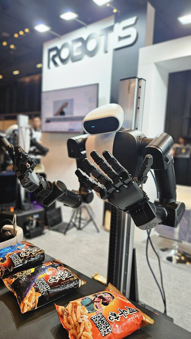 로보티즈가 올 9월 서울 삼성동 코엑스에서 열린 ‘로봇학습 컨퍼런스(CoRL)&휴머노이드 2025’에서 선보인 로봇 손 신제품 ‘HX5-D20’. [로보티즈 제공]