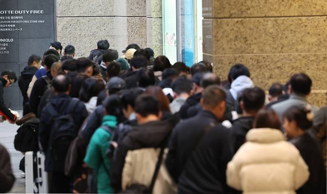 서울 중구 롯데면세점 명동점에서 중국인들이 입장을 위해 대기해 있는 모습. <연합>