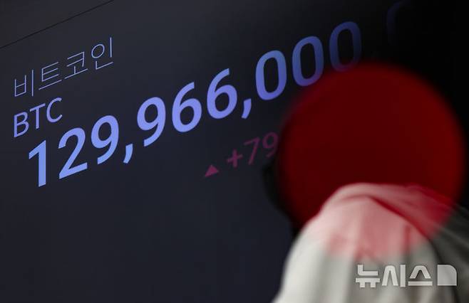 [서울=뉴시스] 황준선 기자 = 지난 2일 오후 서울 강남구 업비트 고객센터에 비트코인을 비롯한 가상화폐 시세가 표시되고 있다. 2025.12.02. hwang@newsis.com