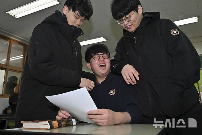 [서울=뉴시스] 홍효식 기자 = 2026학년도 대학수학능력시험(수능) 성적표가 배부된 5일 서울 광진구 광남고등학교에서 수험생들이 성적표를 확인하고 있다. (공동취재) 2025.12.05. photo@newsis.com