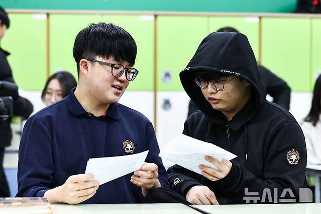 [서울=뉴시스] 홍효식 기자 = 2026학년도 대학수학능력시험(수능) 성적표가 배부된 5일 서울 광진구 광남고등학교에서 수험생들이 성적표를 확인하고 있다. (공동취재) 2025.12.05. photo@newsis.com