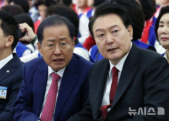 [대구=뉴시스] 윤석열 당시 대통령이 7일 대구 북구 엑스코에서 열린 2023년 바르게살기운동 전국회원대회에서 홍준표 당시 대구시장과 대화하고 있다. (사진=조수정 기자) 2023.11.07. photo@newsis.com