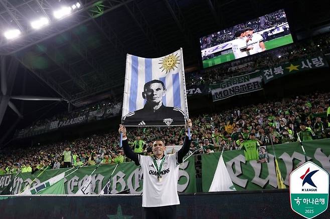 [서울=뉴시스] 프로축구 K리그1 전북 현대 거스 포옛 감독, 하나은행 K리그 2025 대상 시상식서 올해의 감독상 수상. (사진=한국프로축구연맹 제공) *재판매 및 DB 금지