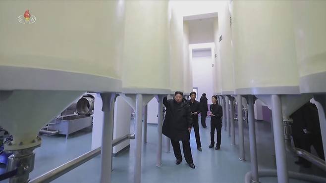 [서울=뉴시스] 북한 조선중앙TV는 김정은 북한 국무위원장이 지난 3일 준공을 앞둔 평안남도 신양·북창·은산군의 지방공업공장 건설현장을 찾았다고 5일 보도했다. (사진=조선중앙TV 캡쳐) 2025.12.05. photo@newsis.com *재판매 및 DB 금지