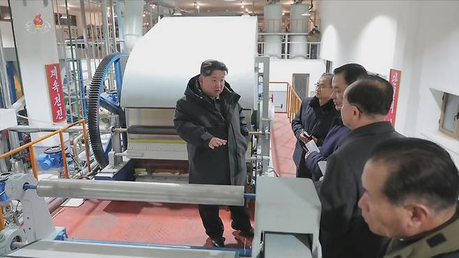 [서울=뉴시스] 북한 조선중앙TV는 김정은 북한 국무위원장이 지난 3일 준공을 앞둔 평안남도 신양·북창·은산군의 지방공업공장 건설현장을 찾았다고 5일 보도했다. (사진=조선중앙TV 캡쳐) 2025.12.05. photo@newsis.com *재판매 및 DB 금지