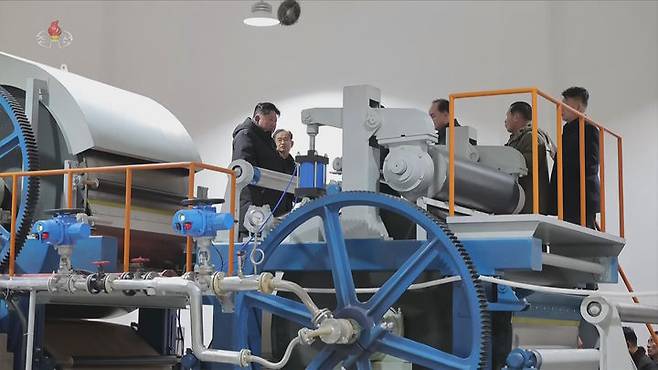 [서울=뉴시스] 북한 조선중앙TV는 김정은 북한 국무위원장이 지난 3일 준공을 앞둔 평안남도 신양·북창·은산군의 지방공업공장 건설현장을 찾았다고 5일 보도했다. (사진=조선중앙TV 캡쳐) 2025.12.05. photo@newsis.com *재판매 및 DB 금지