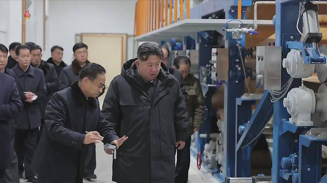 [서울=뉴시스] 북한 조선중앙TV는 김정은 북한 국무위원장이 지난 3일 준공을 앞둔 평안남도 신양·북창·은산군의 지방공업공장 건설현장을 찾았다고 5일 보도했다. (사진=조선중앙TV 캡쳐) 2025.12.05. photo@newsis.com *재판매 및 DB 금지