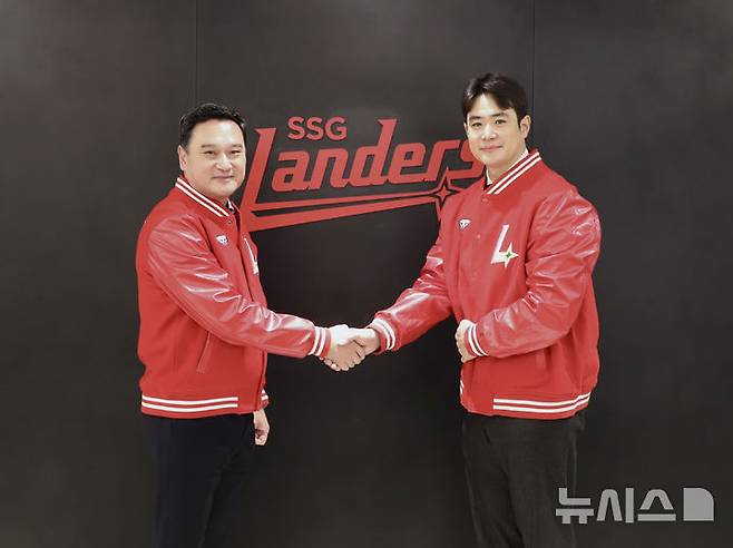 [서울=뉴시스] 프로야구 SSG 랜더스와 2년 총액 22억원에 계약한 뒤 김재섭 SSG 대표이사와 악수하는 김재환. (사진=SSG 제공). 2025.12.05.