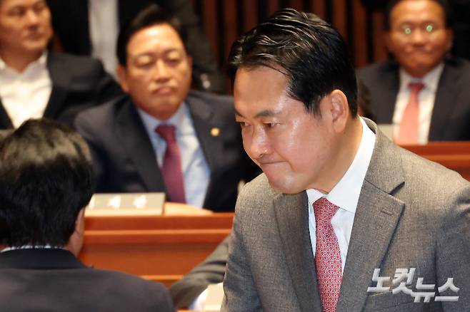 국민의힘 장동혁 대표가 2일 서울 여의도 국회에서 열린 의원총회에 참석하고 있다. 윤창원 기자