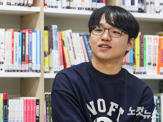 2025학년도 대학수학능력시험 수능 만점자 서장협 졸업생이 5일 오전 서울 광진구 광남고등학교에서 열린 2026학년도 대학수학능력시험 수능 만점자 왕정건 학생 관련 언론 인터뷰에서 발언하고 있다. 류영주 기자