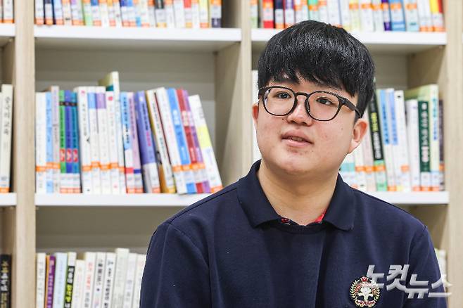 2026학년도 대학수학능력시험 수능 만점자 왕정건 학생이 5일 오전 서울 광진구 광남고등학교에서 언론 인터뷰를 하고 있다. 류영주 기자