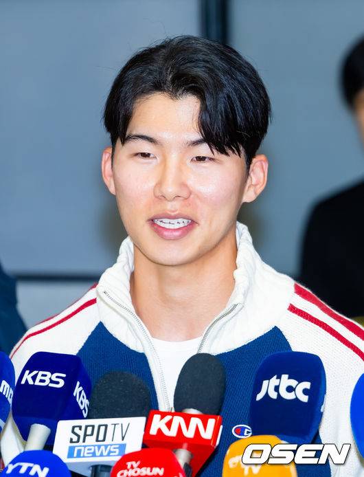 [OSEN=인천공항, 민경훈 기자] 미국프로야구 메이저리그(MLB)&nbsp;LA 다저스의 김혜성이 6일 오후 인천국제공항을 통해 귀국했다.김혜성은 메이저리그 진출 첫 해 우승반지를 거머쥐는 영광을 누렸다. 한국인 메이저리거 야수로는 역대 최초로 월드시리즈 우승반지를 차지한 김혜성은 올해 71경기 출전, 타율 0.280(161타수 45안타), 3홈런 17타점 19득점, 13도루(1실패), 출루율 0.314 장타율 0.385, OPS 0.699의 기록으로 정규시즌을 마무리했다.김혜성이 입국장 앞에서 인터뷰를 하고 있다. 2025.11.06 /rumi@osen.co.kr